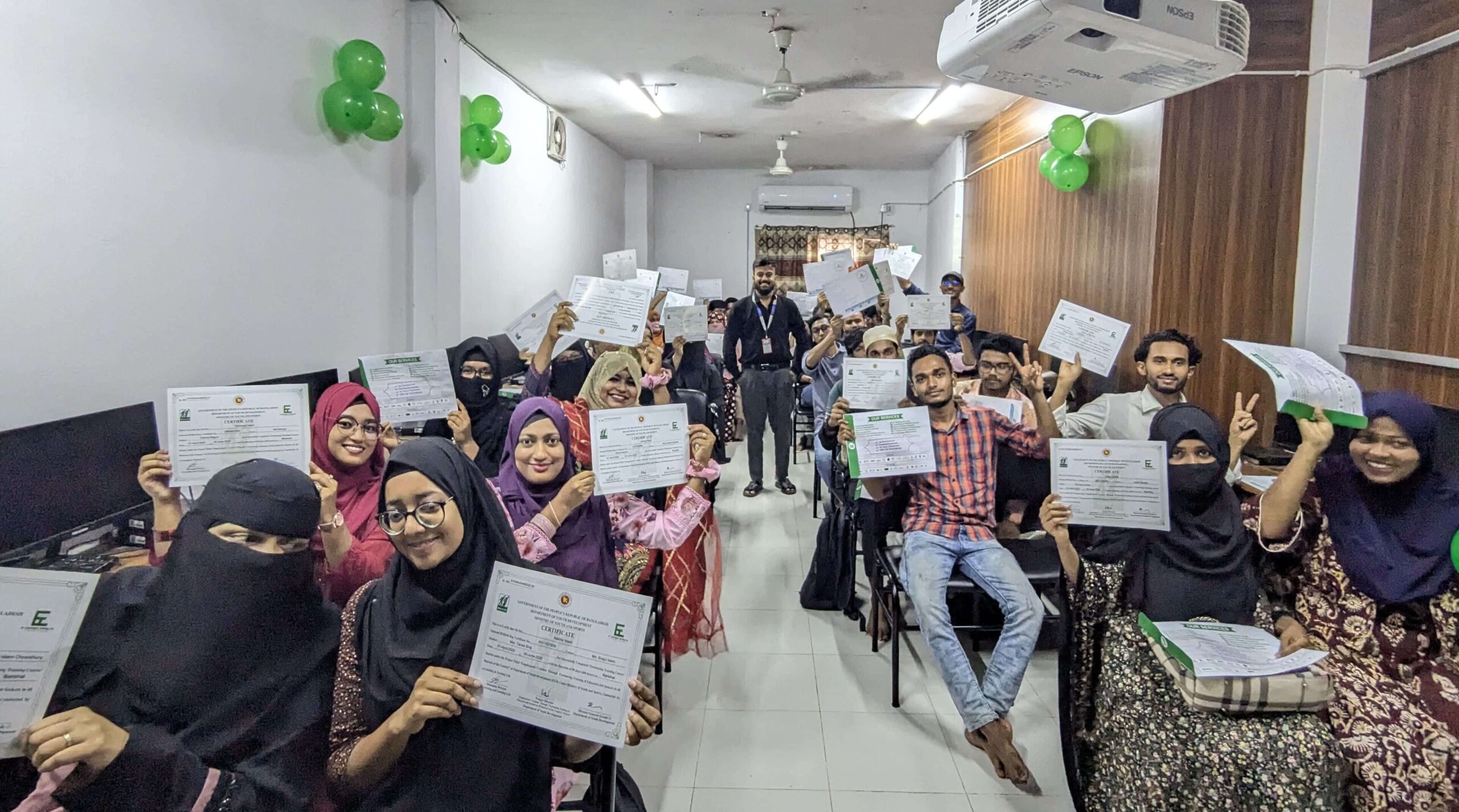 বরিশালের ফ্রিলান্সিং প্রশিক্ষণার্থীদের মাঝে সনদপত্র বিতরণ
