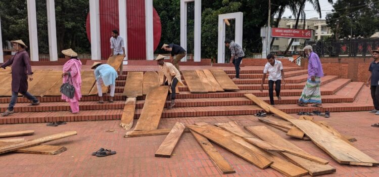 শহীদ মিনারের গেট বন্ধ, গণসংহতি নেতাদের ক্ষোভ