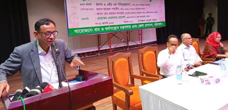 বরিশালে ৫৭ জন দুস্থ শ্রমিকদের মাঝে ২৫ লাখ টাকার চেক বিতরণ