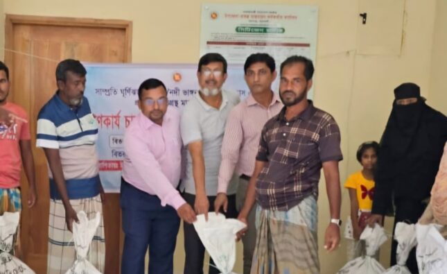 কলাপাড়ার ট্রলার ডুবিতে ক্ষতিগ্রস্ত ২৪ জেলে পরিবারকে ত্রান সহায়তা
