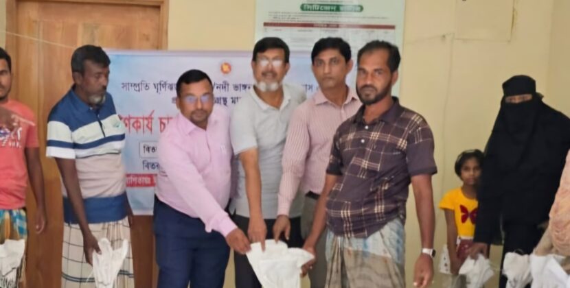 কলাপাড়ার ট্রলার ডুবিতে ক্ষতিগ্রস্ত ২৪ জেলে পরিবারকে ত্রান সহায়তা
