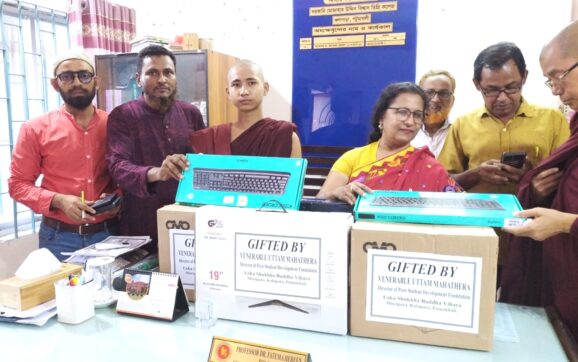 সরকারি মোজাহার উদ্দিন বিশ্বাস ডিগ্রি কলেজে কম্পিউটার প্রদান