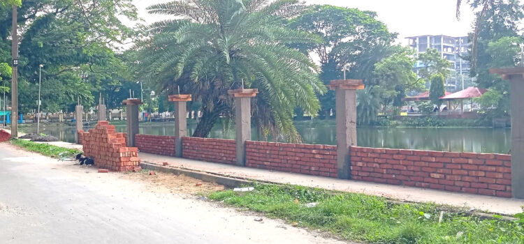 বরিশাল ডিসি লেকে প্রার্চীর নির্মান বন্ধের দাবিতে আন্দোলন