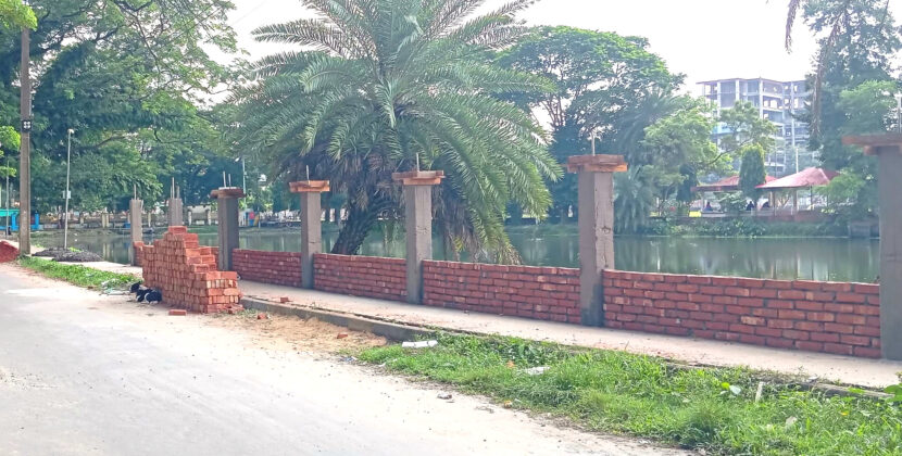 বরিশাল ডিসি লেকে প্রার্চীর নির্মান বন্ধের দাবিতে আন্দোলন