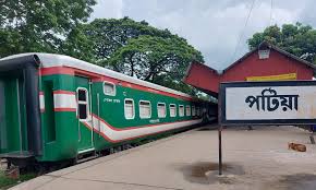 ঢাকায় পর্যটক এক্সপ্রেস ট্রেন পটিয়ায় বিচ্ছিন্ন বগি রেখে
