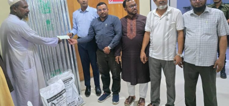 মহিপুরে অগ্নিকান্ডে ক্ষতিগ্রস্ত দোকানিদের টিন ও নগদ টাকা প্রদান