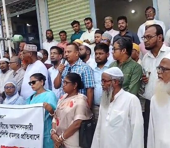 কলাপাড়ার খুচরা সার বিক্রেতাদের মানববন্ধন ও স্মারকলিপি প্রদান