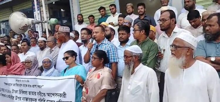 কলাপাড়ার খুচরা সার বিক্রেতাদের মানববন্ধন ও স্মারকলিপি প্রদান