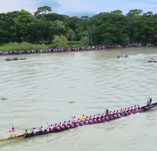 উজিরপুরে সন্ধ্যা নদীতে ঐতিহ্যবাহী নৌকা বাইচ প্রতিযোগিতা