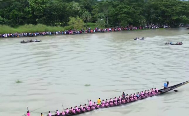 উজিরপুরে সন্ধ্যা নদীতে ঐতিহ্যবাহী নৌকা বাইচ প্রতিযোগিতা