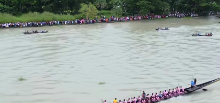 উজিরপুরে সন্ধ্যা নদীতে ঐতিহ্যবাহী নৌকা বাইচ প্রতিযোগিতা