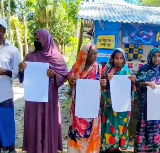 কলাপাড়ায় অর্থ আত্মসাতের অভিযোগে ইউপির সদস্যের বিরুদ্ধে মানববন্ধন