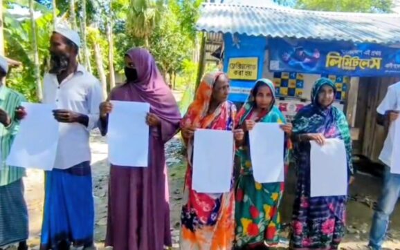 কলাপাড়ায় অর্থ আত্মসাতের অভিযোগে ইউপির সদস্যের বিরুদ্ধে মানববন্ধন