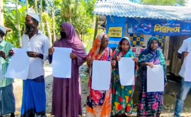 কলাপাড়ায় অর্থ আত্মসাতের অভিযোগে ইউপির সদস্যের বিরুদ্ধে মানববন্ধন