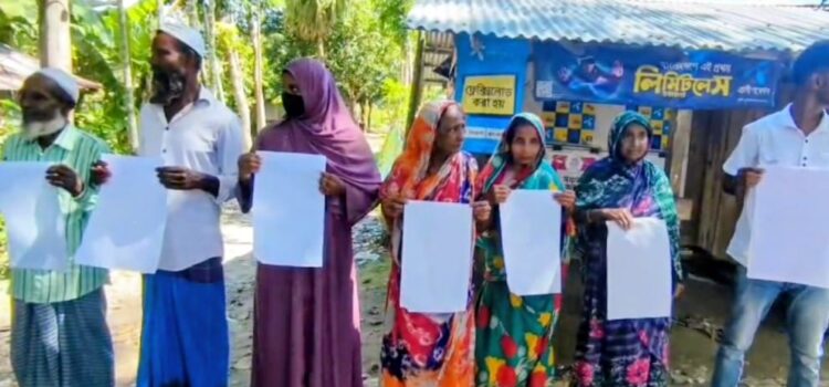 কলাপাড়ায় অর্থ আত্মসাতের অভিযোগে ইউপির সদস্যের বিরুদ্ধে মানববন্ধন