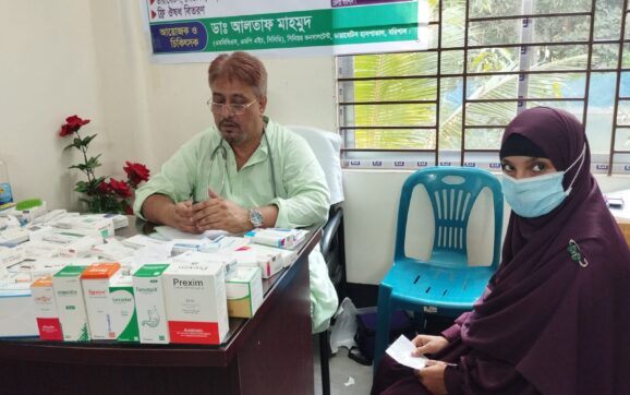 উজিরপুরে বিনামূল্যে চিকিৎসাসেবা দেন ডাঃ আলতাফ মাহমুদ