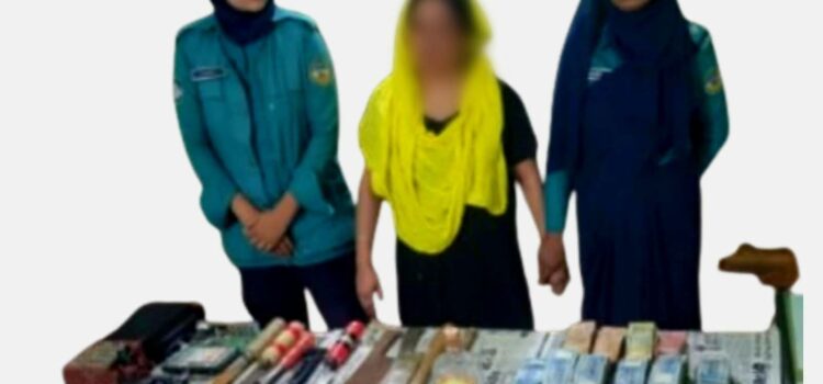 বরিশালে ৯টি ধারালো অস্ত্রসহ মহিলা মাদক ব্যবসায়ী আটক