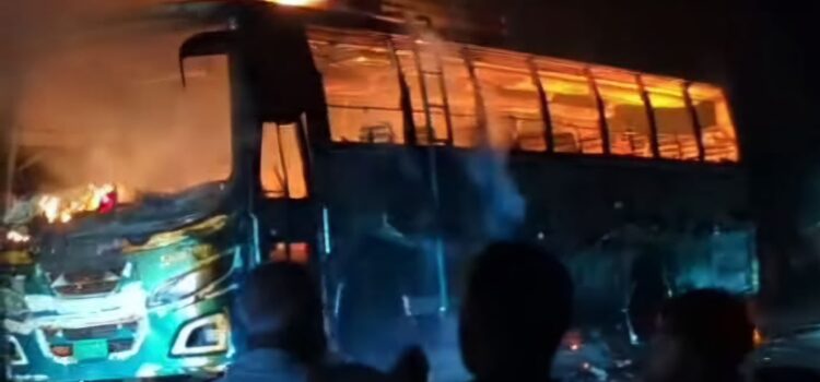 আমতলীতে যাত্রীবাহী বাসে দূর্বৃত্তদের আগুন