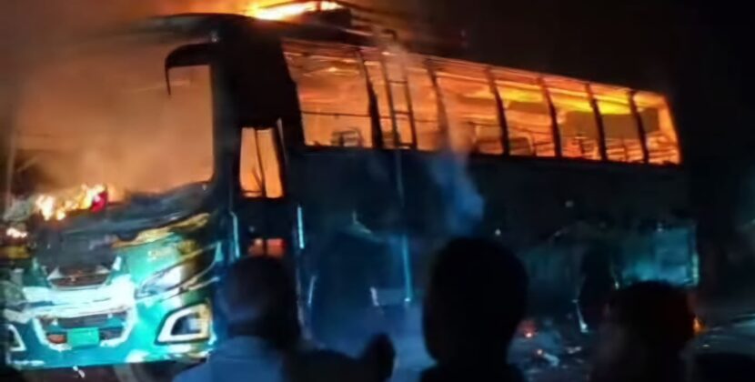 আমতলীতে যাত্রীবাহী বাসে দূর্বৃত্তদের আগুন