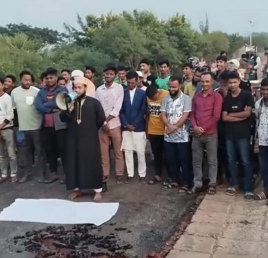 কুয়াকাটায় রাস্তার ‘আত্মার মাগফেরাত’ কামনায় গায়েবানা জানাজা