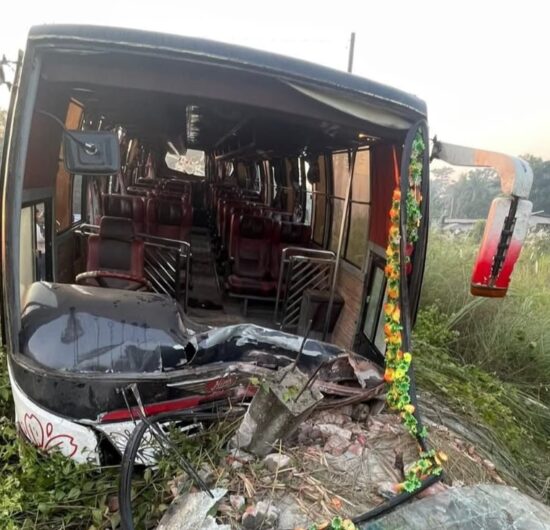 বরিশালে নিয়ন্ত্রণ হারিয়ে বাস রাস্তার ঢালে