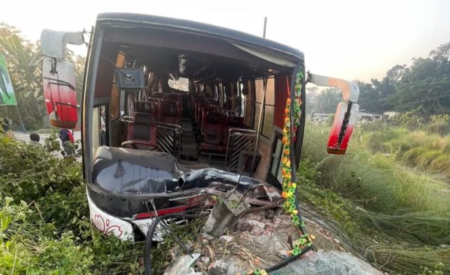 বরিশালে নিয়ন্ত্রণ হারিয়ে বাস রাস্তার ঢালে