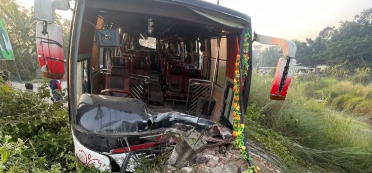 বরিশালে নিয়ন্ত্রণ হারিয়ে বাস রাস্তার ঢালে