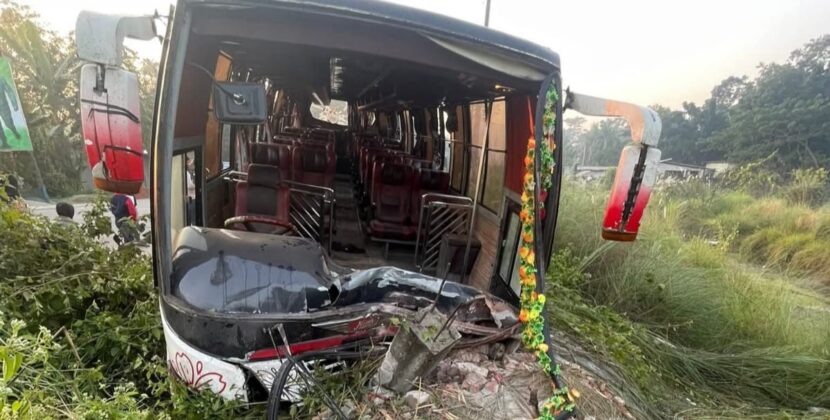 বরিশালে নিয়ন্ত্রণ হারিয়ে বাস রাস্তার ঢালে