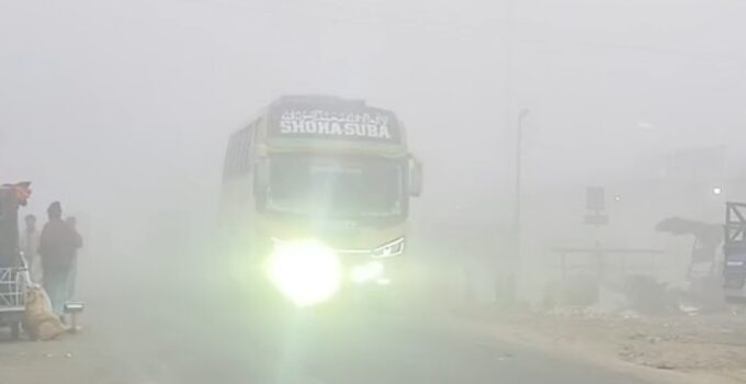 কলাপাড়ায় ঘন কুয়াশার সঙ্গে বেড়েছে শীতের তীব্রতা