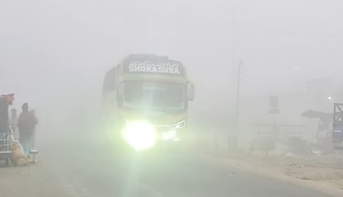 কলাপাড়ায় ঘন কুয়াশার সঙ্গে বেড়েছে শীতের তীব্রতা