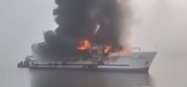 সেন্টমার্টিনগামী জাহাজে ভয়াবহ অগ্নীকান্ড, নিহত-১