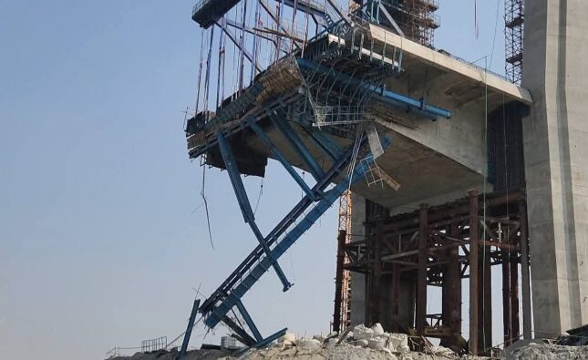 পায়রা বন্দরের সেতুর সাটার ভেঙ্গে এক শ্রমিক নিহত, আহত ১০