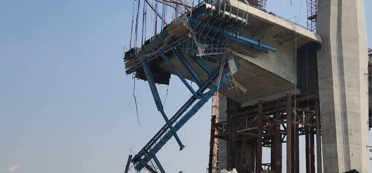 পায়রা বন্দরের সেতুর সাটার ভেঙ্গে এক শ্রমিক নিহত, আহত ১০