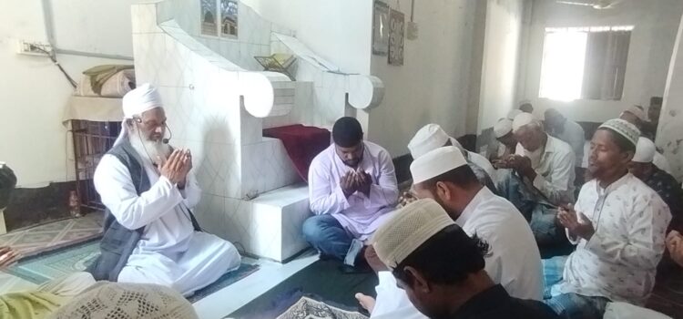 কেন্দ্র ঘোষিত কর্মসূচি অনুযায়ী বরিশালের মসজিদগুলোয় দোয়া মোনাজাত করেছে বিএনপি।