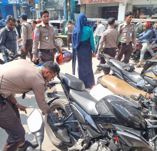 বরিশাল মেট্রোপলিটন পুলিশের ফুটপাত দখলমুক্ত অভিযান