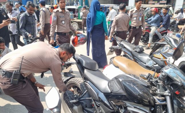 বরিশাল মেট্রোপলিটন পুলিশের ফুটপাত দখলমুক্ত অভিযান