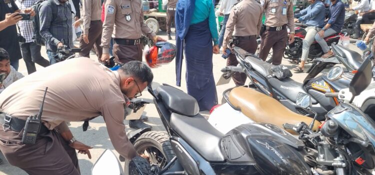 বরিশাল মেট্রোপলিটন পুলিশের ফুটপাত দখলমুক্ত অভিযান