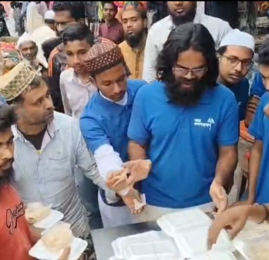 কলাপাড়ায় দরিদ্রদের মাঝে ১টাকায় ইফতার