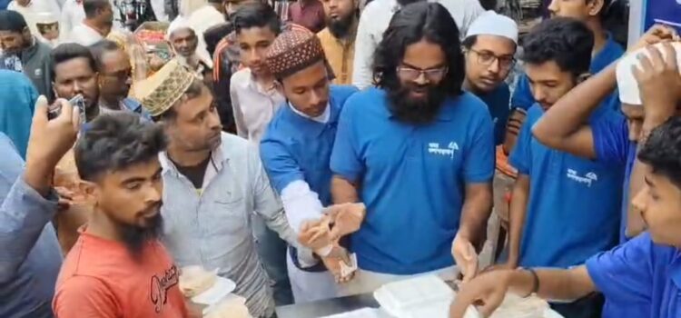 কলাপাড়ায় দরিদ্রদের মাঝে ১টাকায় ইফতার