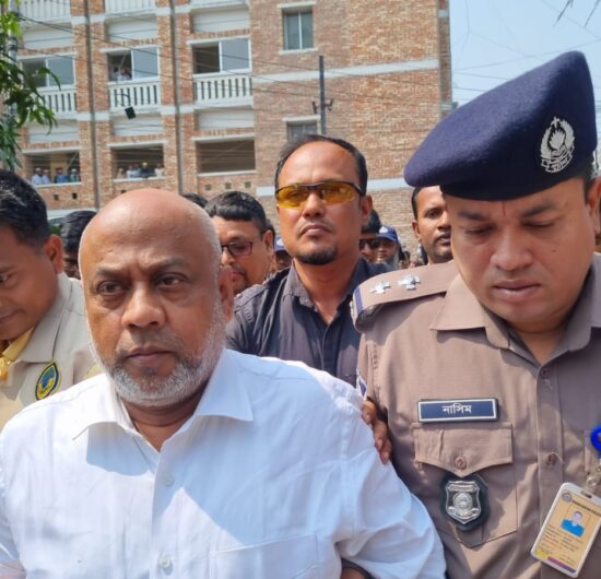 স্থবির বরিশালের আদালতপাড়া, গ্রেপ্তার আইনজী‌বি স‌মি‌তির সভাপতি