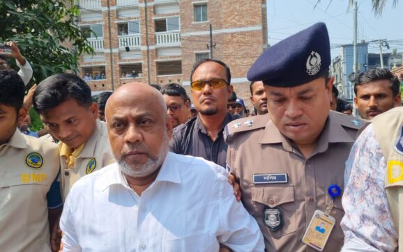 স্থবির বরিশালের আদালতপাড়া, গ্রেপ্তার আইনজী‌বি স‌মি‌তির সভাপতি