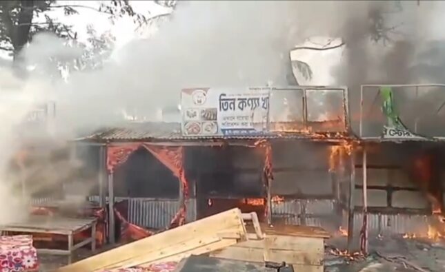 কুয়াকাটায় আগুনে ভূস্মিভূত ৮ টি ব্যবসা প্রতিষ্ঠান