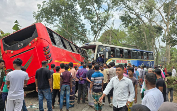 ঢাকা-বরিশাল মহাসড়কে দুই বাসের মুখোমুখি সংঘর্ষে নিহত ২