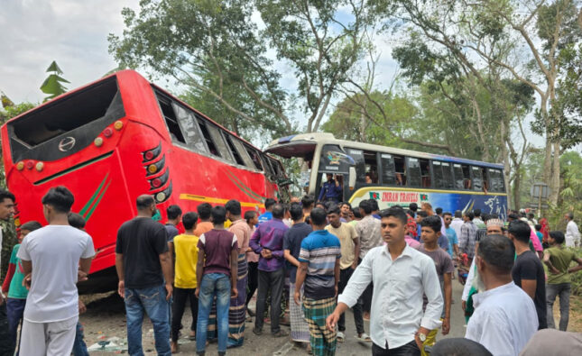 ঢাকা-বরিশাল মহাসড়কে দুই বাসের মুখোমুখি সংঘর্ষে নিহত ২