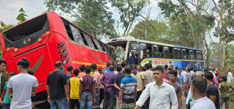 ঢাকা-বরিশাল মহাসড়কে দুই বাসের মুখোমুখি সংঘর্ষে নিহত ২