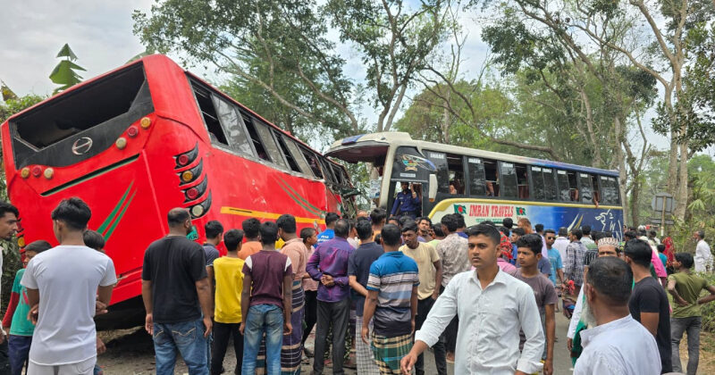 ঢাকা-বরিশাল মহাসড়কে দুই বাসের মুখোমুখি সংঘর্ষে নিহত ২
