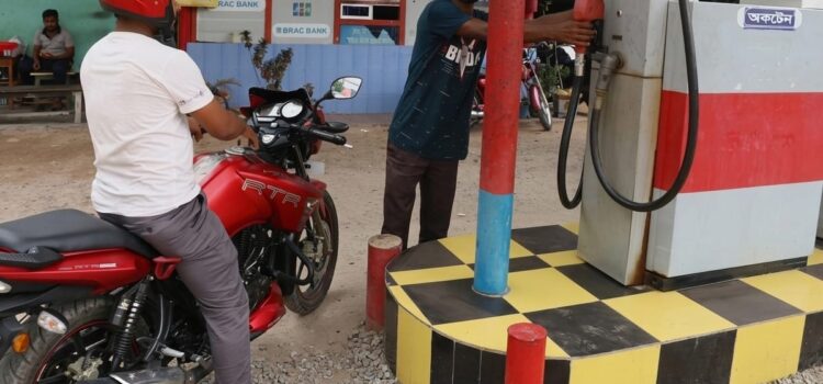 সারাদেশে ফিলিং স্টেশন থেকে তেল সরবরাহের সীমাবদ্ধতা