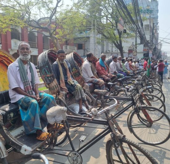 বরিশাল নগরীর ৮ সড়কে ব্যাটারীরিক্সা বন্ধের দাবিতে বিক্ষোভ সমাবেশ