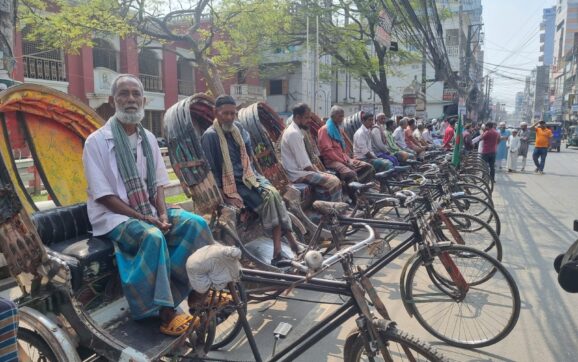 বরিশাল নগরীর ৮ সড়কে ব্যাটারীরিক্সা বন্ধের দাবিতে বিক্ষোভ সমাবেশ