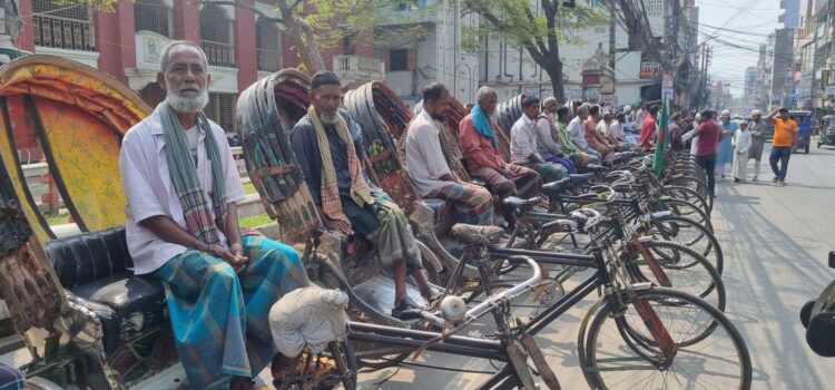 বরিশাল নগরীর ৮ সড়কে ব্যাটারীরিক্সা বন্ধের দাবিতে বিক্ষোভ সমাবেশ